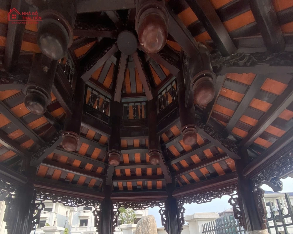 Phần mái trong của lầu bát giác được chạm khắc tinh xảo