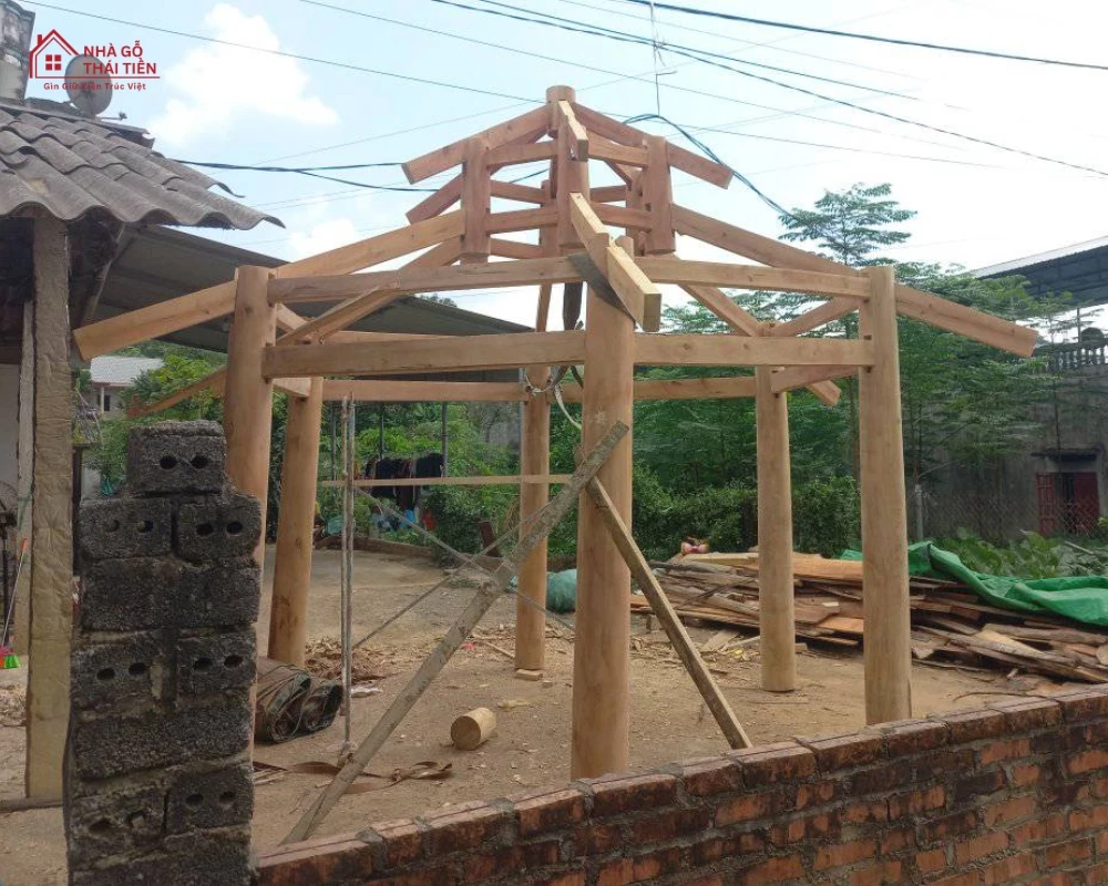 Chòi gỗ lục giác được dựng lên từ 6 cây cột và 6 cây kèo