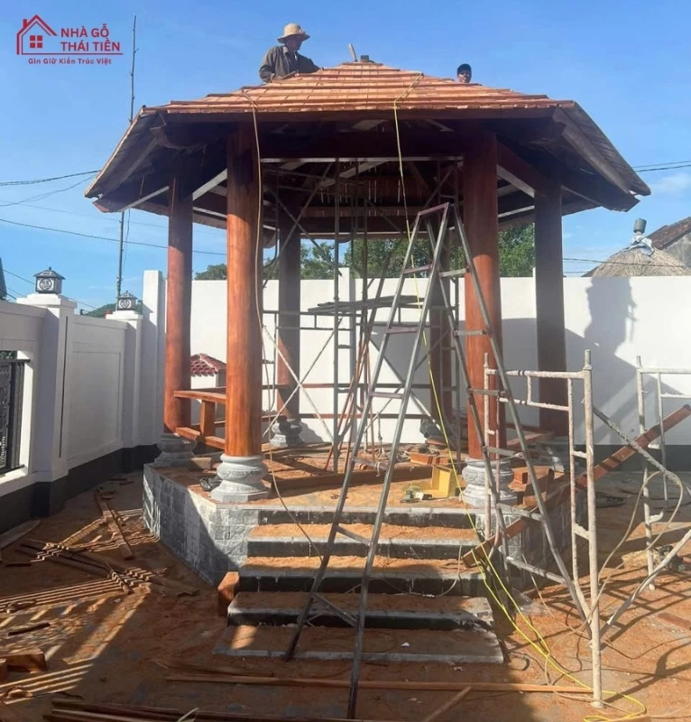 Đội ngũ thợ xây của Nhà Gỗ Thái Tiền đang thi công nhà gỗ lục giác